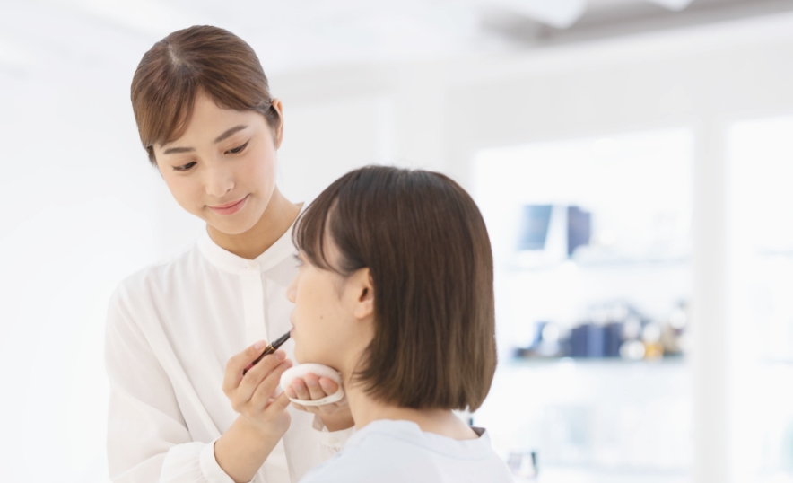 メイクレッスンをするスタッフ