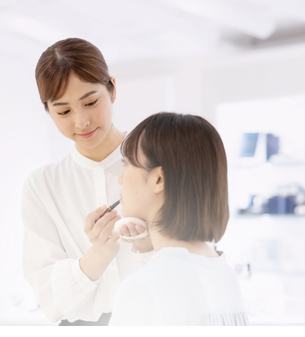 お客様にメイクするスタッフ