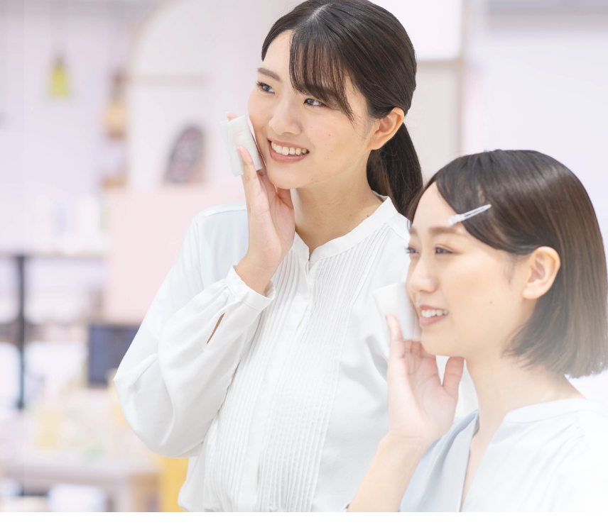 お客様とスキンケアレッスンをするスタッフ