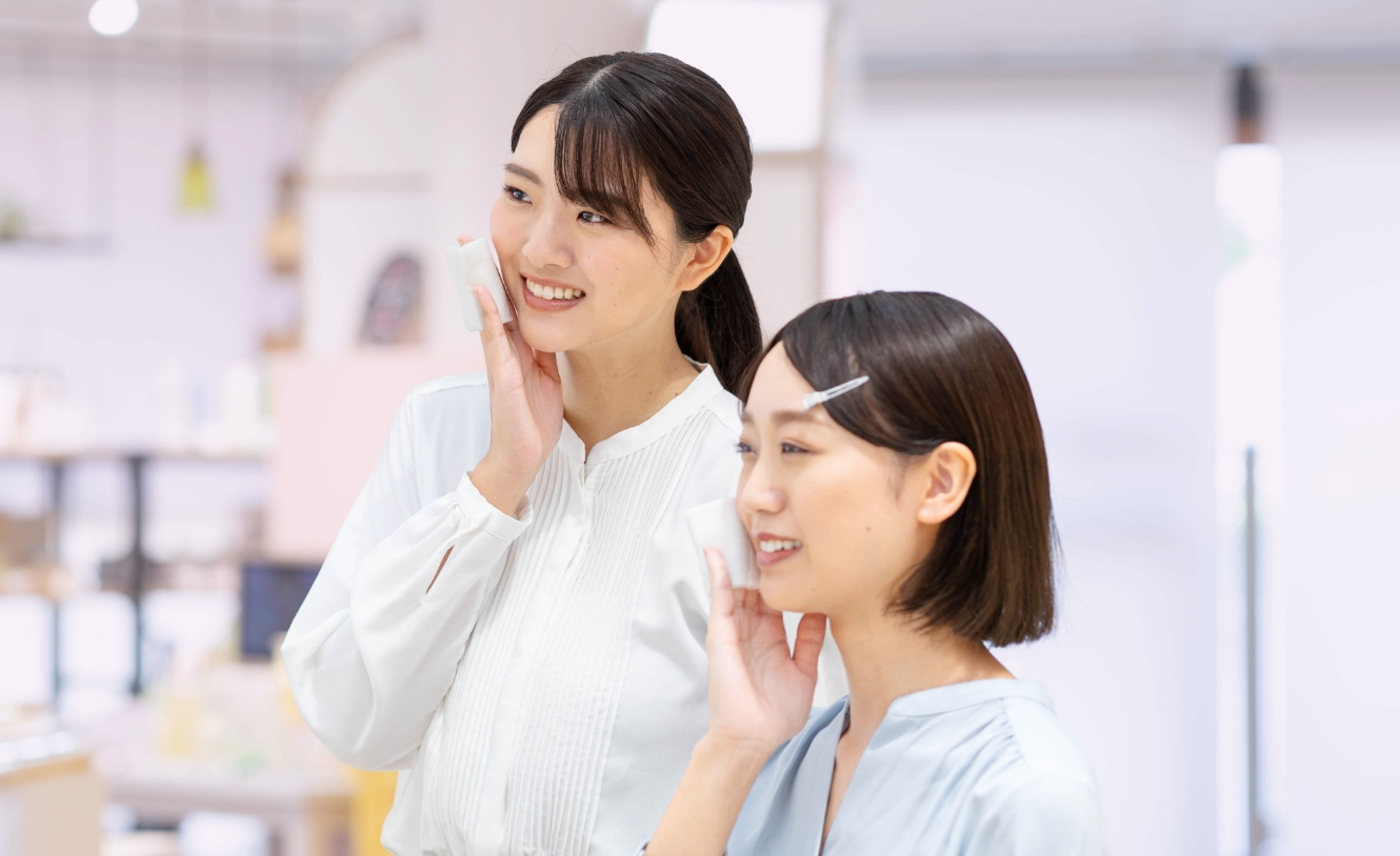 スキンケアレッスン中のスタッフ