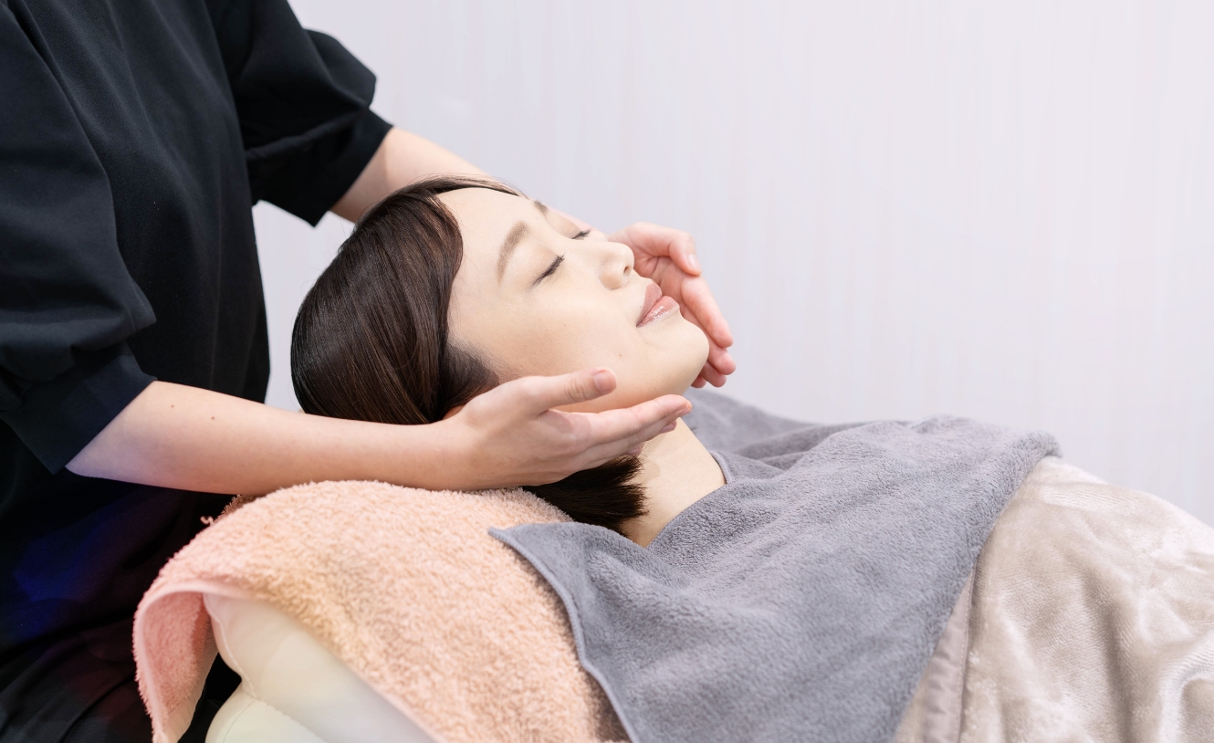 フェイシャルエステ中のお客様