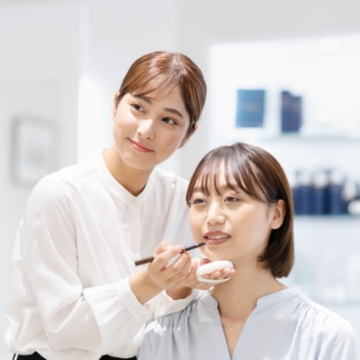 メイクサービス中のスタッフ