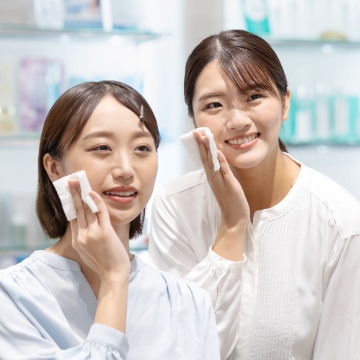 スキンケアレッスン中のスタッフ