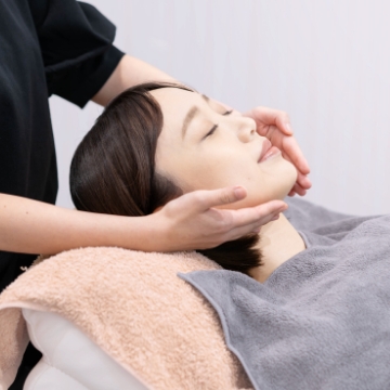 フェイシャルエステ中のお客様