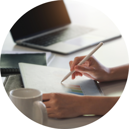 仕事するスタッフ